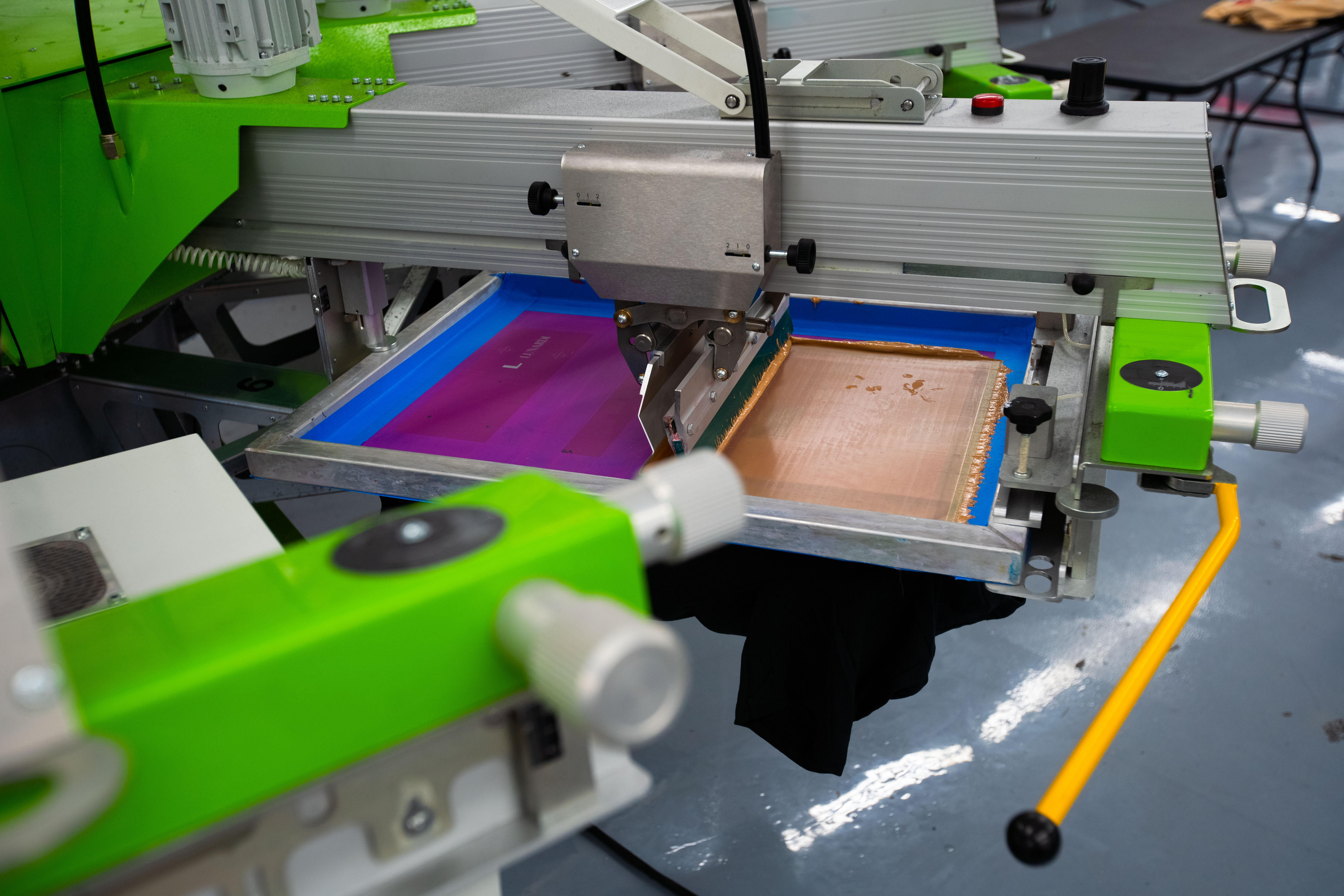 Selecting screen printing inks